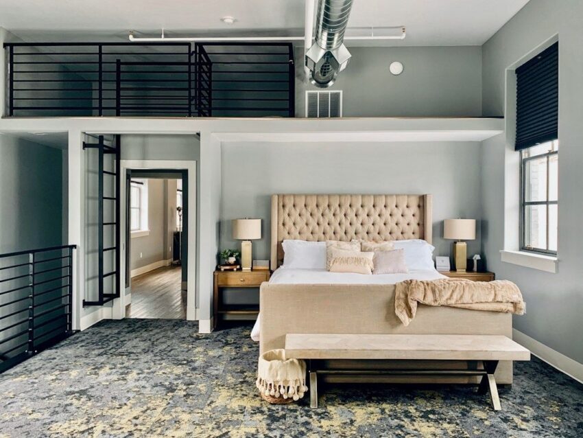 Ruhiges, stilvoll eingerichtetes Hotelzimmer mit Bett und Galerie